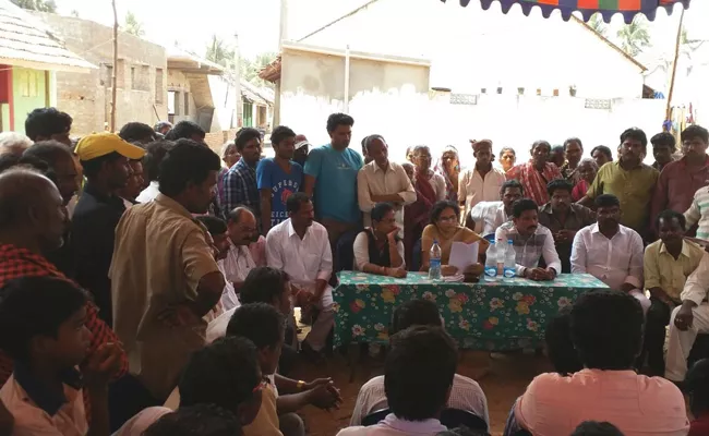 Villagers Angry On Revenue Department - Sakshi