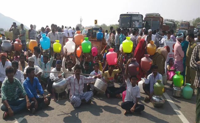 Womens Protest On Highway For Drinking Water - Sakshi