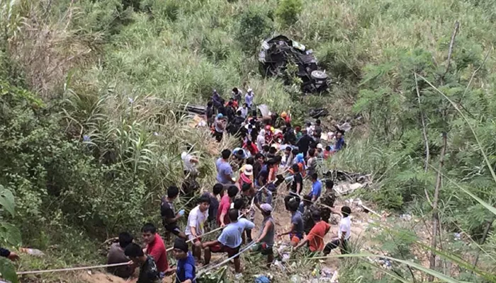 19 die in Philippines bus crash  - Sakshi