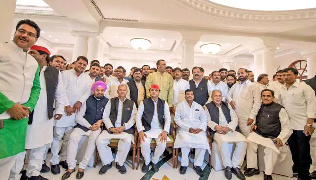 Well Attended Samajwadi Dinner Brightens Mayawati  Hopes - Sakshi