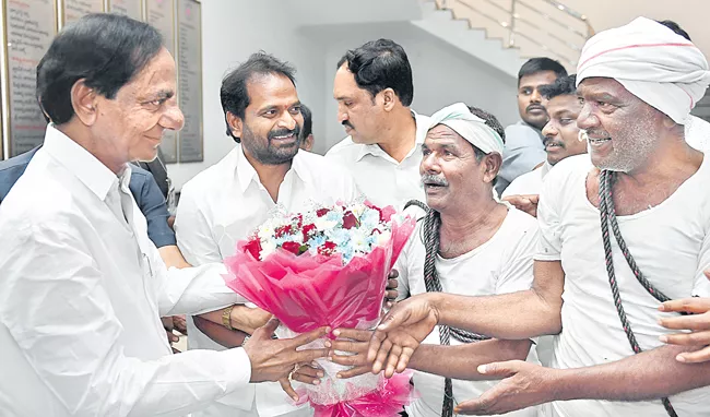 Loans Waiver For Githa Labours : CM KCR - Sakshi