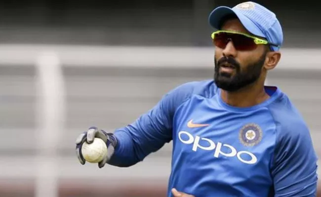 Cricketer Vinay Kumar Interesting Comments On Dinesh Karthik - Sakshi