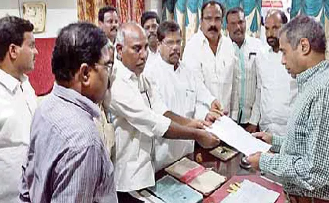 Formers Gave Letter To Collector On Issues - Sakshi