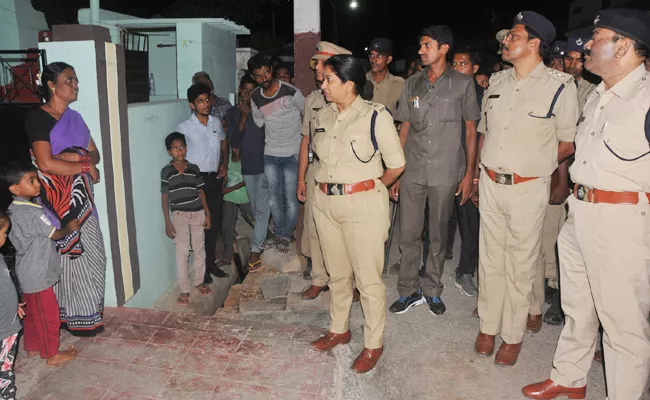 SP Anuradha cordon search In Palamur - Sakshi