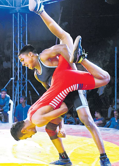 Srikanth beats Chaitanya Kumar in Wrestling Championship - Sakshi