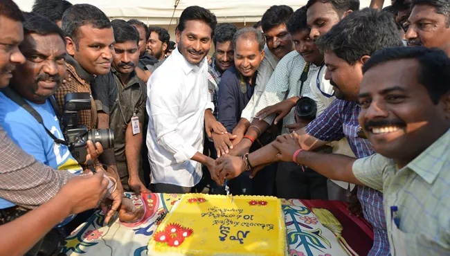 YS Jagan Mohan Reddy Cake Cutting in Sakshi 10th Anniversary