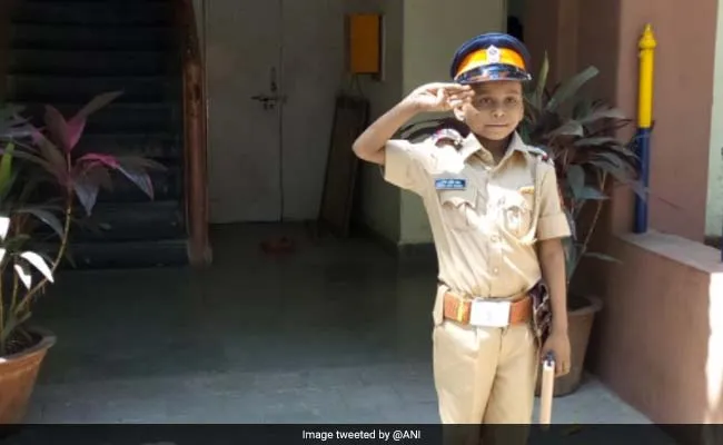 Mumbai Police Fullfill A 7 Year Old Cancer Patient Wish - Sakshi