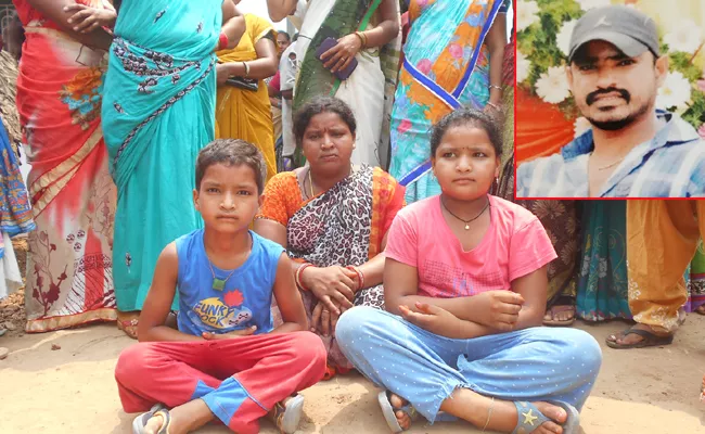 Married Woman Protest Infront Of Her Husband House - Sakshi