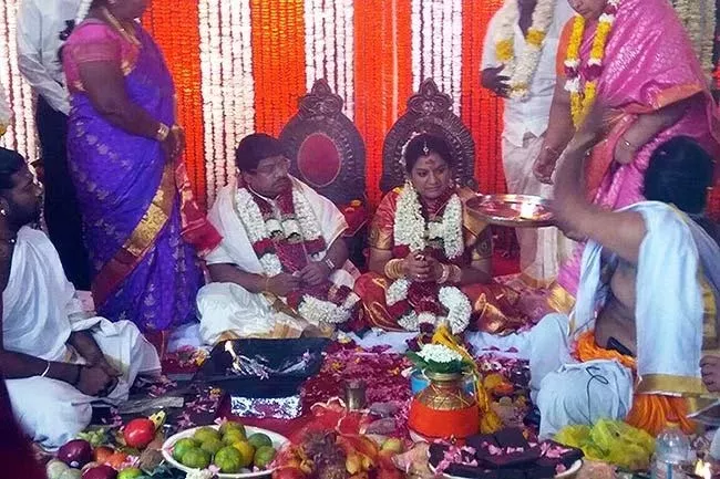 Defying court order, MP Sasikala Pushpa ties the knot - Sakshi