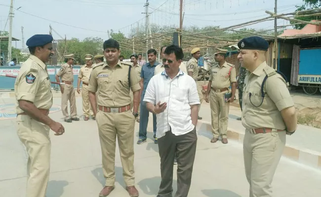 DIG Ghattamaneni Srinivas Visit Vatapathra Sai Temple - Sakshi