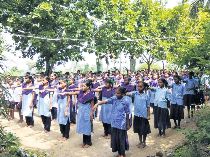 School Uniforms For Government School Students Telangana - Sakshi