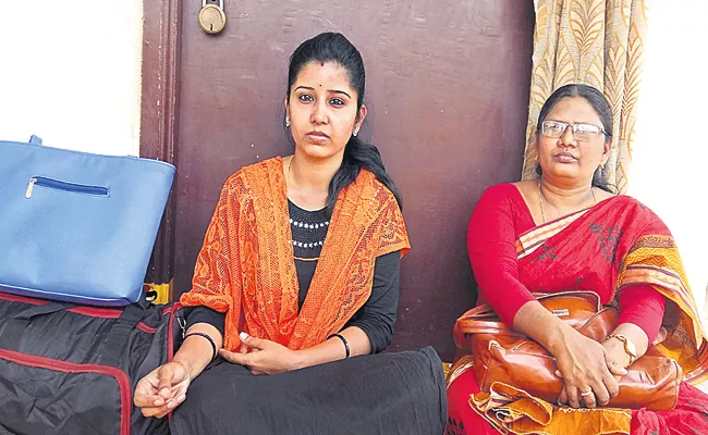 Swapna Protest For Justice Infront Of Husband Home - Sakshi