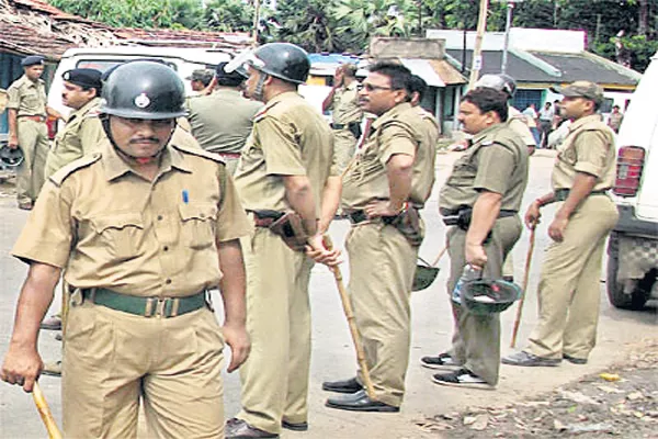 Andhra Pradesh Police do not get Weekly off - Sakshi