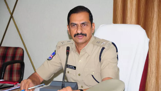 Police Helped To The Poor - Sakshi