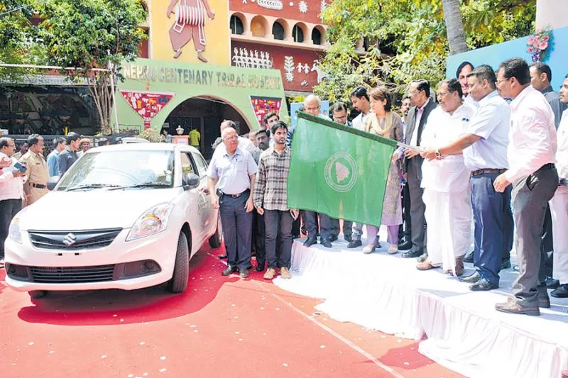 Distribution of cars to 129 tribals - Sakshi