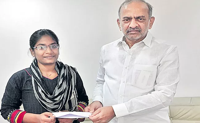 karvy organisation financial support to karate player dimple - Sakshi