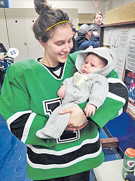 Locker-room photo of Canadian hockey mom breastfeeding goes viral - Sakshi