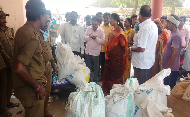 Warangal Market Checking Officer - Sakshi