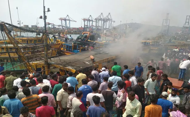 Fire Accident In Fishing Harbour - Sakshi