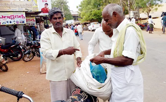 Mirchi Farmer Free Distribute Mirchi In PSR Nellore - Sakshi