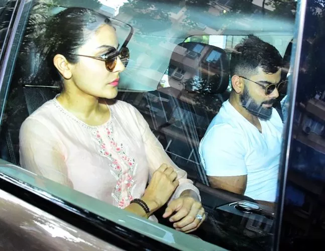 kohli, anushka sharma visit boney kapoor family - Sakshi