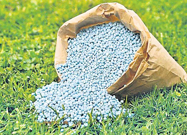 Urea to be sold in 45-kg bag from this month - Sakshi