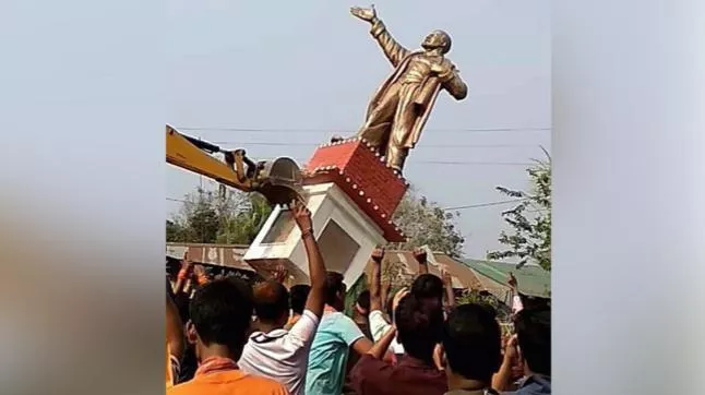 Lenin statue in Tripuras Belonia brought down - Sakshi