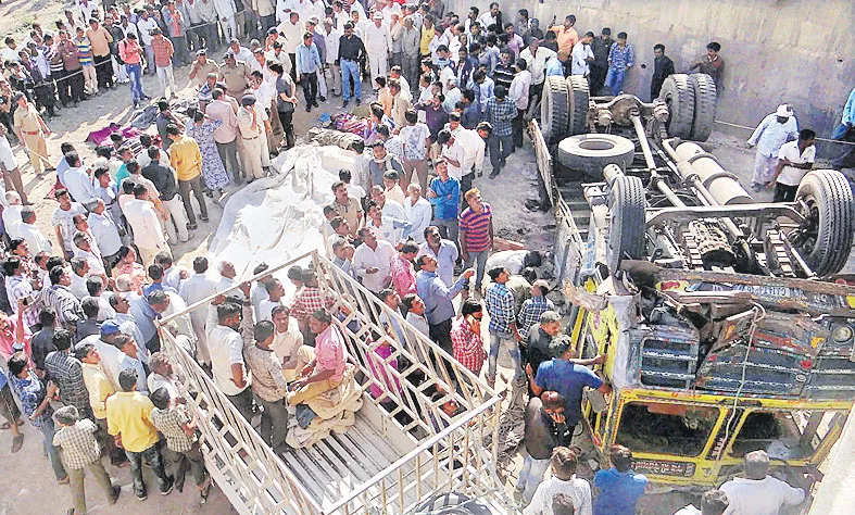 26 of Marriage Party Killed After Van Falls Into Drain in Gujarat's Bhavnagar - Sakshi