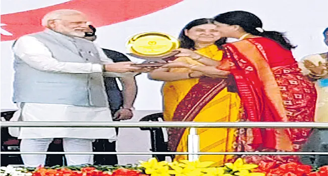 Yogitha Rana Receives Beti Bachao Beti Padao Award From Modi - Sakshi