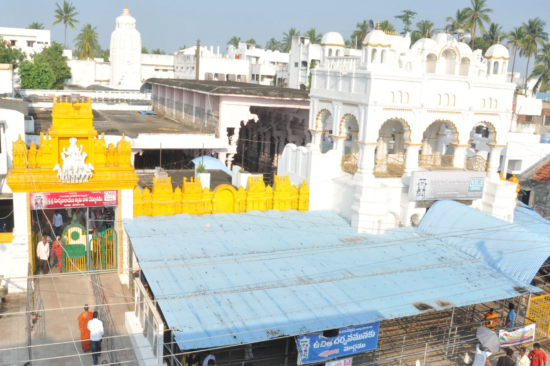 Sun Rays Failed to Touch the Feet of God Suryanarayana Temple at Arasavelli - Sakshi