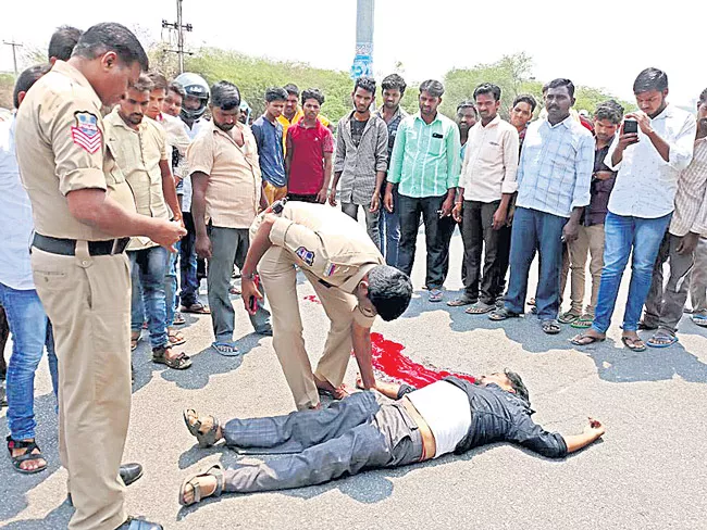 Road Accidents Are Increasing On National Highway - Sakshi