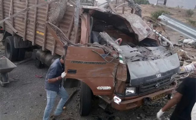 17 Killed As Truck Hits Barricade In Maharashtra Khandala - Sakshi