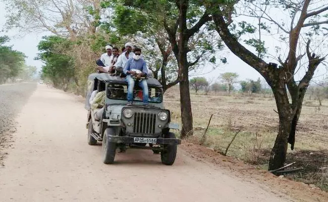 Heavy Passengers Travels In Jeeps And Autos - Sakshi