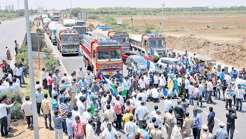 All the National Highways Blocked with YSCRP protest at AP - Sakshi