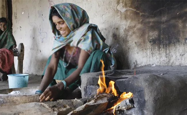 Subsidy Gas Stove Connections Failed In Villages - Sakshi