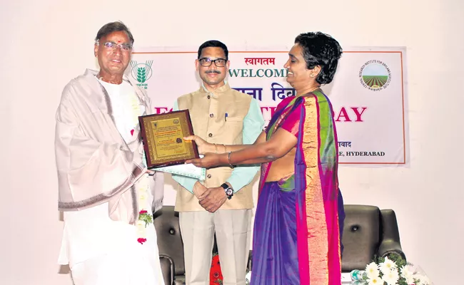 Raghuma Reddy Get National Best Farmer Award - Sakshi