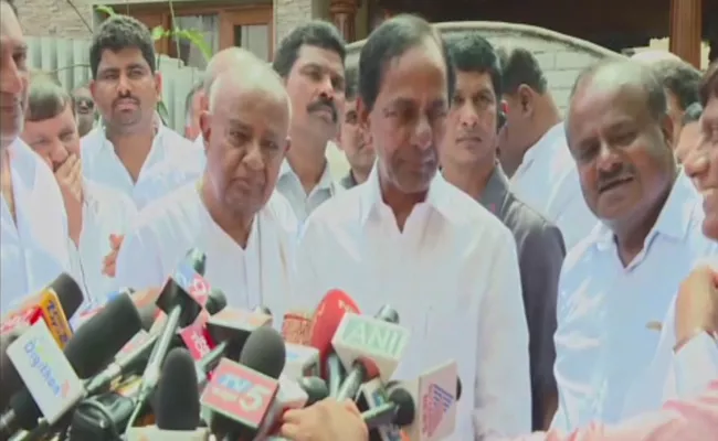 Ahed Karnataka Elections KCR Urged Telugus To Support Devegowda JDS - Sakshi