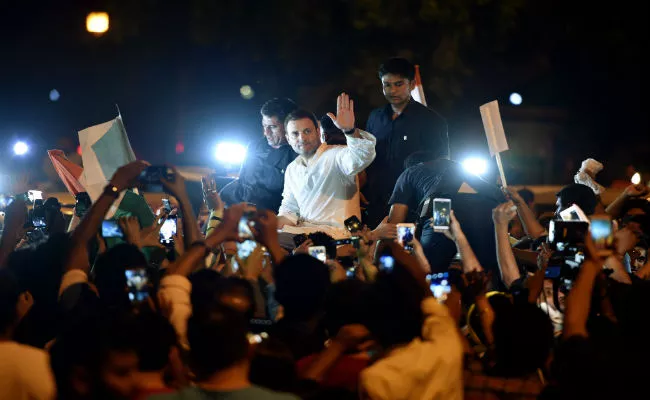 Rahul Gandhi Conduct mid Night Candle light March aT India Gate To Protest Against Kathua And Unnavo Incidents - Sakshi