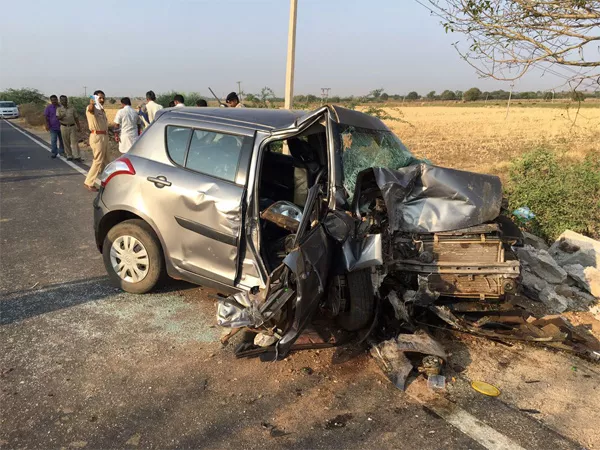 Accident In Bellary Road Four Persons Died - Sakshi