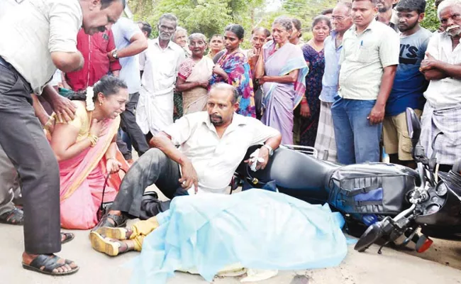 Wife Died Infront of Husband In Road Accident - Sakshi