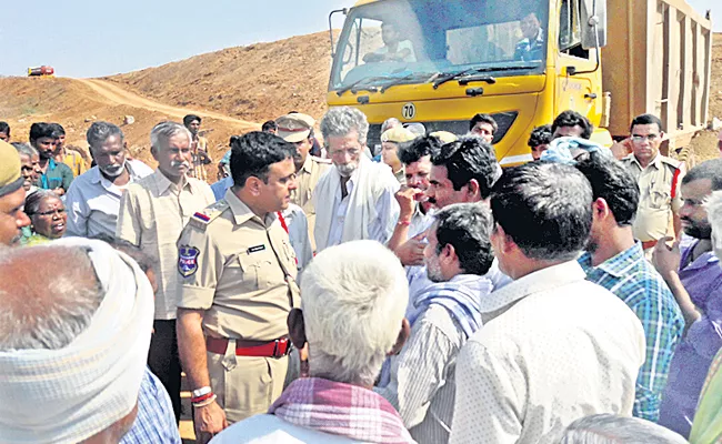 Villagers stall Gouravelli reservoir work - Sakshi