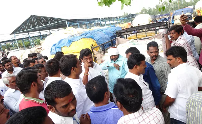 Auction In Cottom Market - Sakshi