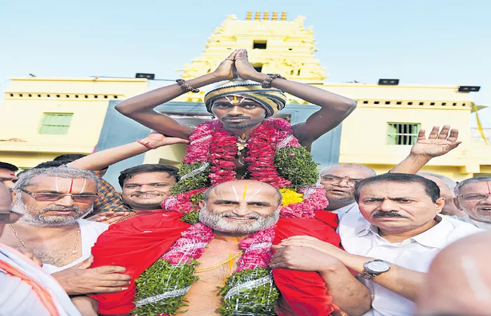 Temple entrance to Dalit devotee - Sakshi