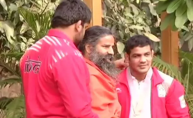 Baba Ramdev opine,India would have won gold medal in Rio Olympics if Sushil was not stopped - Sakshi