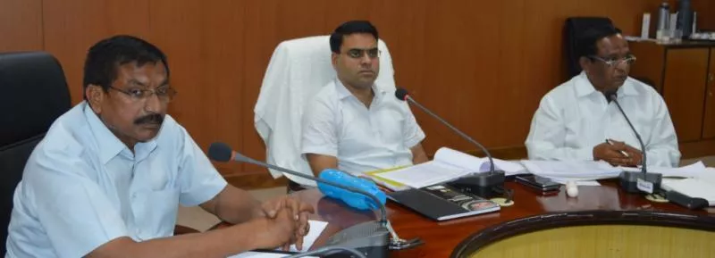 Collector Vivek Yadav Fires On Officers - Sakshi