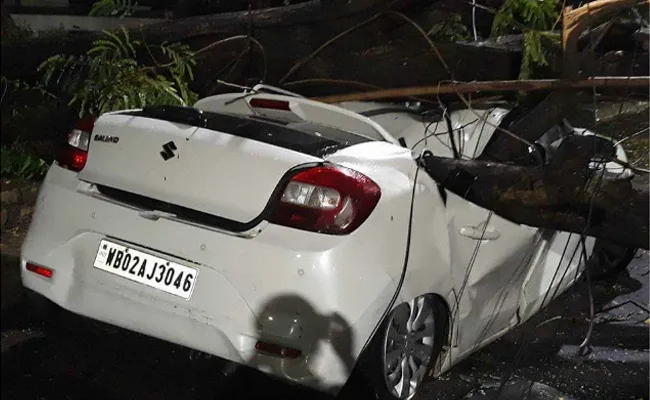 Several Injured As Massive Storm Hits Kolkata - Sakshi