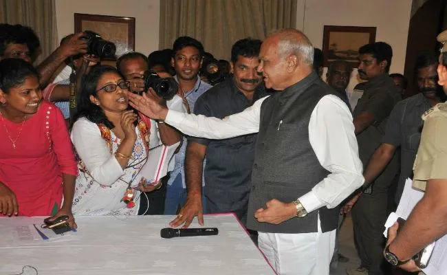 Tamil Nadu Governor Pats Woman Journalist On Cheek - Sakshi