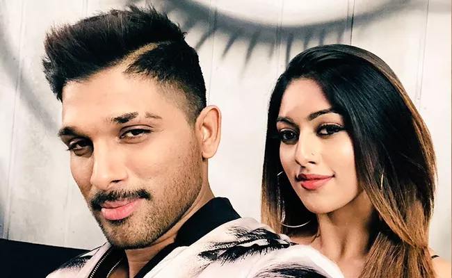 Allu Arjun Selfie With Anu Emmanuel After Naa Peru Surya Shoot - Sakshi