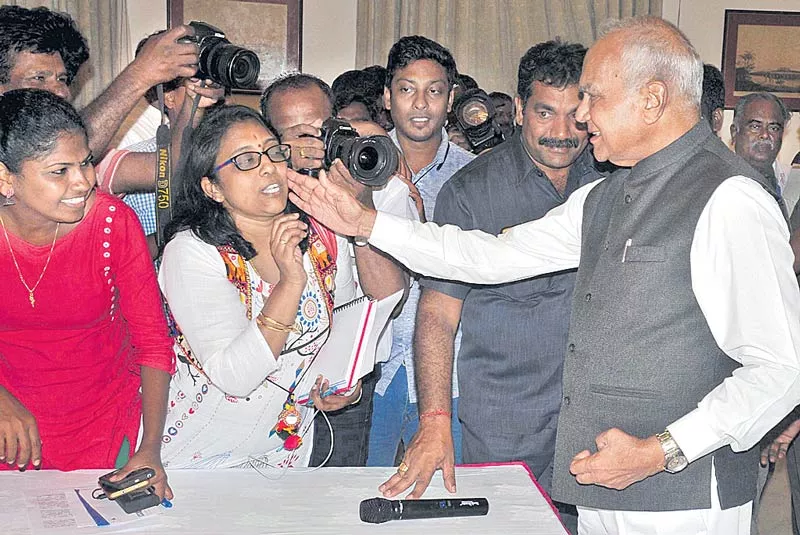 Tamil Nadu Governor apologizes to woman journalist for patting on her cheek - Sakshi