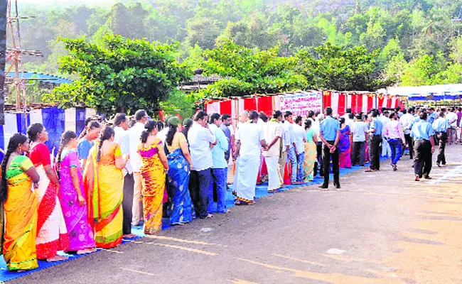 Devotees Struggling To Get Simhachalam Appanna Darshan - Sakshi